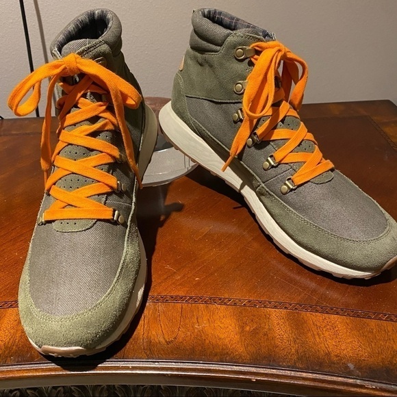 Men's Merrell Ashford Chukka
Size 13 Orange/Green EUC - Picture 1 of 8